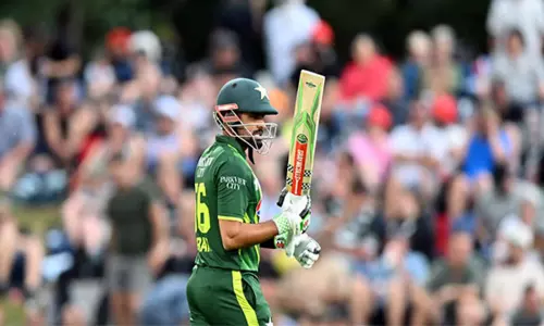 இந்தியாவுக்கு எதிரான ஆட்டத்தை எப்படி எதிர்கொள்வது? - பாகிஸ்தான் வீரர்களுக்கு பாபர் அசாம் அறிவுரை