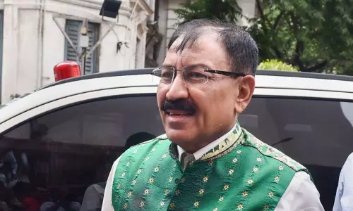 மேற்கு வங்காளம்: ஹவுரா தொகுதியில் பிரசுன் பானர்ஜி முன்னிலை