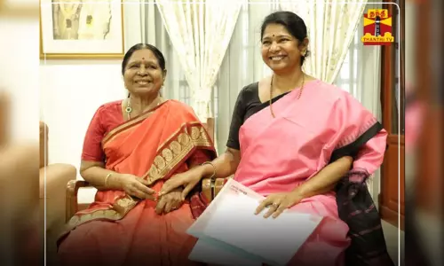 வெற்றி சான்றிதழை தனது அம்மாவிடம் காண்பித்து மகிழ்ந்த கனிமொழி கருணாநிதி வெற்றி சான்றிதழை தனது அம்மாவிடம் காண்பித்து மகிழ்ந்த கனிமொழி கருணாநிதி