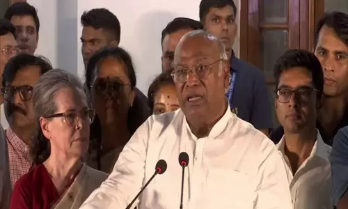 பா.ஜ.க.வின் பாசிச ஆட்சிக்கு எதிராக இந்தியா கூட்டணி தொடர்ந்து போராடும் - மல்லிகார்ஜுன கார்கே பா.ஜ.க.வின் பாசிச ஆட்சிக்கு எதிராக இந்தியா கூட்டணி தொடர்ந்து போராடும் - மல்லிகார்ஜுன கார்கே