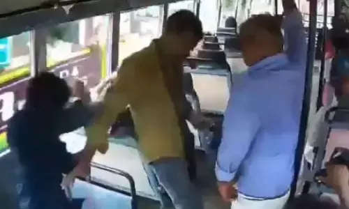 பஸ்சில் இருந்து கீழே தவறி விழச்சென்ற பயணி...மின்னல் வேகத்தில் காப்பாற்றிய நடத்துனர்