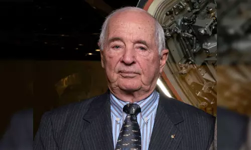 முன்னாள் விண்வெளி வீரர் விமான விபத்தில் உயிரிழப்பு முன்னாள் விண்வெளி வீரர் விமான விபத்தில் உயிரிழப்பு