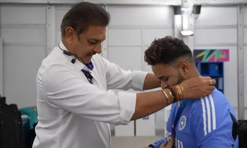 பாகிஸ்தானுக்கு எதிரான ஆட்டம்; சிறந்த பீல்டர் விருதை வென்ற ரிஷப் பண்ட்