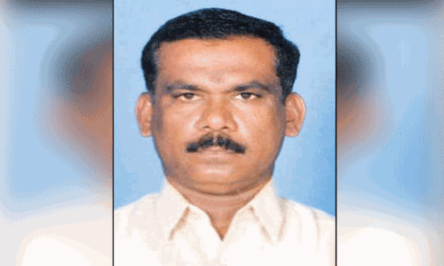 பள்ளிக்கூடம் திறந்த முதல் நாளில் பயங்கரம்: நடுரோட்டில் அரசு பள்ளி ஆசிரியர் படுகொலை