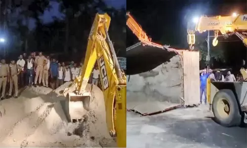 உ.பி.யில் மணல் லாரி கவிழ்ந்ததில் ஒரே குடும்பத்தைச் சேர்ந்த 8 பேர் பலி