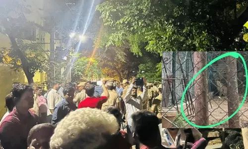 திருப்பத்தூரில் சிறுத்தைக்கு பயந்து காரில் சிக்கித் தவித்தவர்கள் மீட்பு