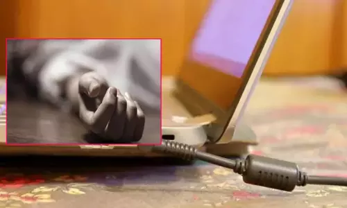 சார்ஜ் போட்டபடி லேப்டாப் பயன்படுத்திய பெண் மின்சாரம் தாக்கி உயிரிழப்பு