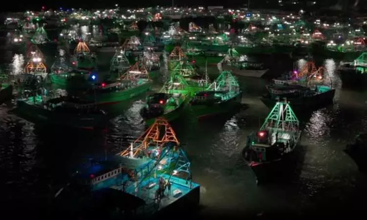 மீன்பிடி தடைக்காலம் நிறைவு - கடலுக்குச் சென்ற மீனவர்கள் மீன்பிடி தடைக்காலம் நிறைவு - கடலுக்குச் சென்ற மீனவர்கள்