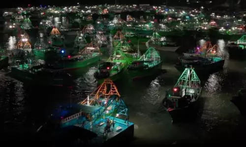 மீன்பிடி தடைக்காலம் நிறைவு - கடலுக்குச் சென்ற மீனவர்கள் மீன்பிடி தடைக்காலம் நிறைவு - கடலுக்குச் சென்ற மீனவர்கள்