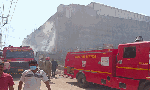 டெல்லி: எல்.இ.டி. தொழிற்சாலையில் பயங்கர தீ விபத்து டெல்லி: எல்.இ.டி. தொழிற்சாலையில் பயங்கர தீ விபத்து