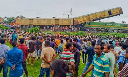 மேற்கு வங்காளத்தில் ரெயில்கள் மோதல்: 9 பேர் உயிரிழப்பு மேற்கு வங்காளத்தில் ரெயில்கள் மோதல்: 9 பேர் உயிரிழப்பு