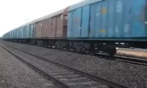 சென்னையில் ரெயில் மீது ஏறி விளையாடிய  இளைஞர் மின்சாரம் தாக்கி உயிரிழப்பு