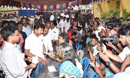 விஷ சாராயம் அருந்தி உயிரிழந்தவர்களின் குடும்பத்திற்கு தலா ரூ.10 லட்சம் நிதியுதவி - அமைச்சர் உதயநிதி ஸ்டாலின் வழங்கினார்