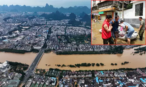 சீனாவில் தொடர் மழையால் வெள்ளப்பெருக்கு: 47 பேர் பலி சீனாவில் தொடர் மழையால் வெள்ளப்பெருக்கு: 47 பேர் பலி