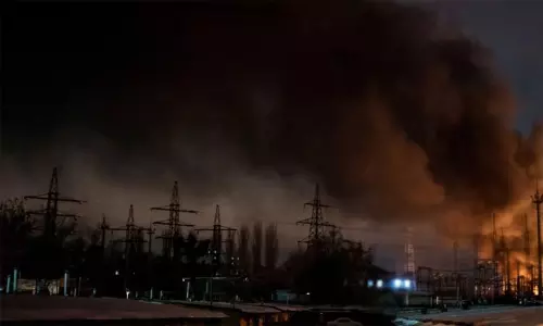 ரஷியாவின் தொடர் தாக்குதல்களால் இருளில் மூழ்கிய உக்ரைன்