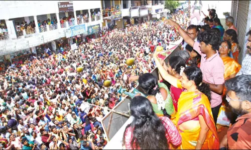 காரைக்கால் அம்மையார் கோவிலில் மாங்கனி திருவிழா கோலாகலம்: மாங்கனிகளை வீசி பக்தர்கள் வழிபாடு
