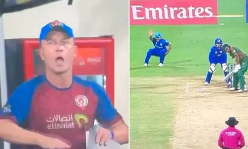 சைகை காட்டிய டிராட்... மைதானத்தில் சுருண்டு விழுந்த குல்பாடின்... கலாய்த்த அஸ்வின் சைகை காட்டிய டிராட்... மைதானத்தில் சுருண்டு விழுந்த குல்பாடின்... கலாய்த்த அஸ்வின்