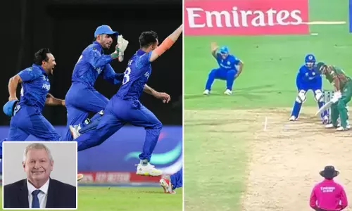 அந்த மருத்துவர்தான் உலகின் 8-வது அதிசயம் - வர்ணனையின்போது குல்பாடினை கலாய்த்த இயன் ஸ்மித் அந்த மருத்துவர்தான் உலகின் 8-வது அதிசயம் - வர்ணனையின்போது குல்பாடினை கலாய்த்த இயன் ஸ்மித்