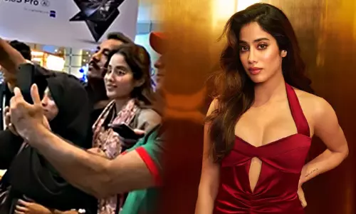 செல்பிக்காக ஜான்வி கபூரை சூழ்ந்த ரசிகர்கள் செல்பிக்காக ஜான்வி கபூரை சூழ்ந்த ரசிகர்கள்