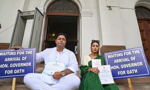 மேற்கு வங்காளம்:  பதவி பிரமாணம் செய்து வைக்க கவர்னர் மறுப்பு; திரிணாமுல் காங்கிரசின் 2 எம்.எல்.ஏ.க்கள் தர்ணா போராட்டம்