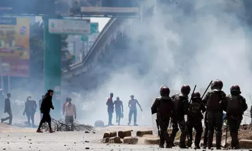 கென்யா நாடாளுமன்றத்தில் தீ வைத்தவர்கள் மீது துப்பாக்கி சூடு - 22 பேர் பலி