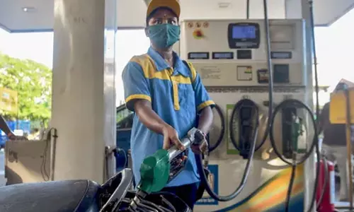 மும்பையில் பெட்ரோல், டீசல் விலை குறைப்பு மும்பையில் பெட்ரோல், டீசல் விலை குறைப்பு