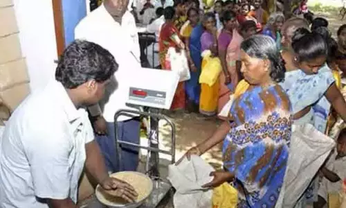 ஜூன் மாத ரேஷன் பொருட்களை ஜூலை மாதம் பெற்றுக்கொள்ளலாம்- தமிழக அரசு அறிவிப்பு