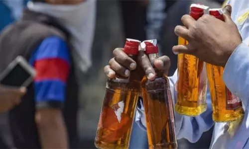 கோவையில் மதுகுடித்த 2 பேருக்கு வாந்தி, மயக்கம் - மருத்துவமனையில் அனுமதி