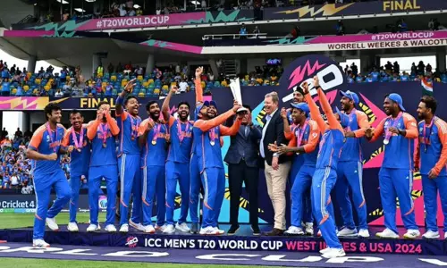 டி20 உலகக்கோப்பை: வெற்றி பெற்ற இந்திய அணி வீரர்களின் நெகிழ்ச்சி புகைப்பட தொகுப்பு