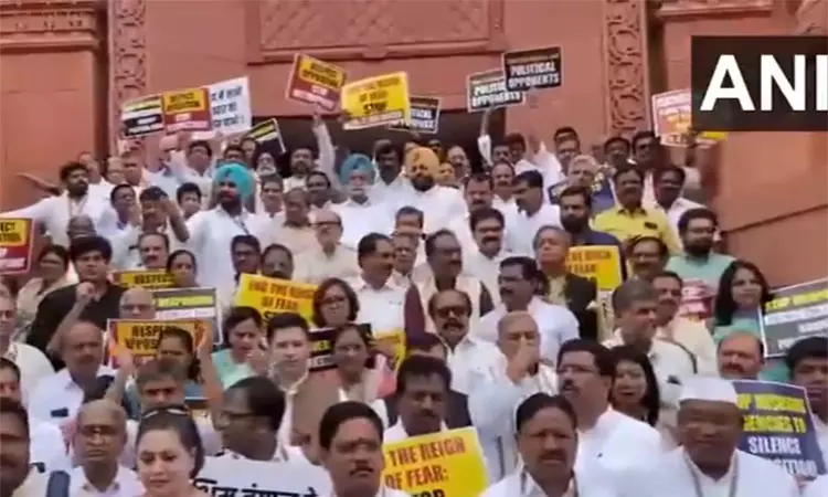 நாடாளுமன்ற வளாகத்தில் ராகுல் காந்தி தலைமையில் எதிர்க்கட்சிகள் ஆர்ப்பாட்டம்