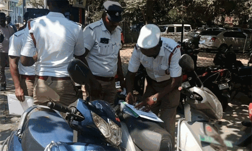 விதி மீறல்கள், நம்பர் பிளேட்டுகளில் ஸ்டிக்கர்: தமிழ்நாடு காவல்துறைக்கு சென்னை ஐகோர்ட்டு பிறப்பித்த உத்தரவு