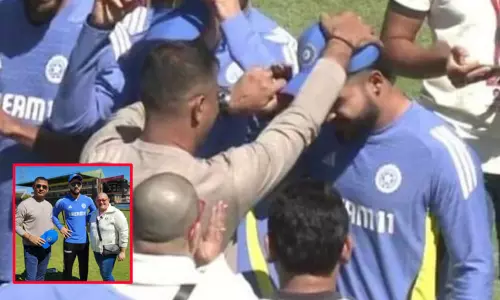 சர்வதேச டி20 போட்டிகளில் அறிமுகமான ரியான் பராக்குக்கு தொப்பியை அணிவித்த தந்தை சர்வதேச டி20 போட்டிகளில் அறிமுகமான ரியான் பராக்குக்கு தொப்பியை அணிவித்த தந்தை