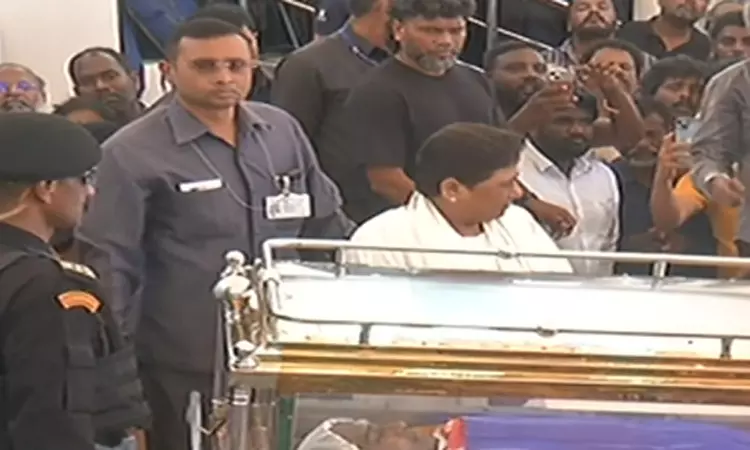 படுகொலை செய்யப்பட்ட ஆம்ஸ்ட்ராங் உடலுக்கு மாயாவதி நேரில் அஞ்சலி