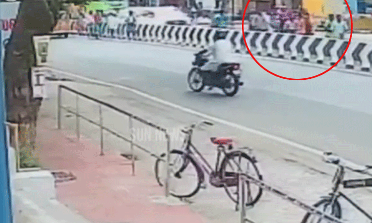 மதுரை: சாலையில் சிதறி கிடந்த 500 ரூபாய் நோட்டுகள்.. போட்டி போட்டு அள்ளிச் சென்ற பொதுமக்கள்