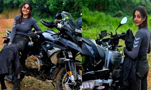 நடிகை மஞ்சுவாரியரின் பைக் பயண புகைப்படங்கள் நடிகை மஞ்சுவாரியரின் பைக் பயண புகைப்படங்கள்