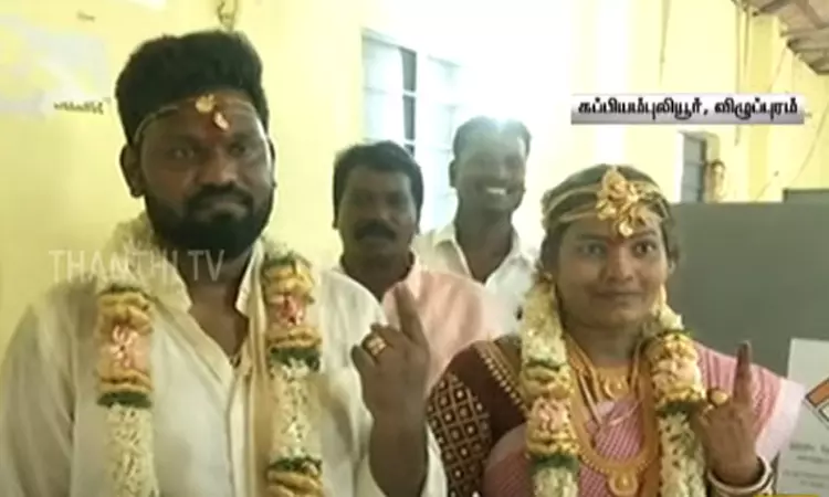 மணக்கோலத்தில் வாக்களித்த புதுமணத் தம்பதி மணக்கோலத்தில் வாக்களித்த புதுமணத் தம்பதி