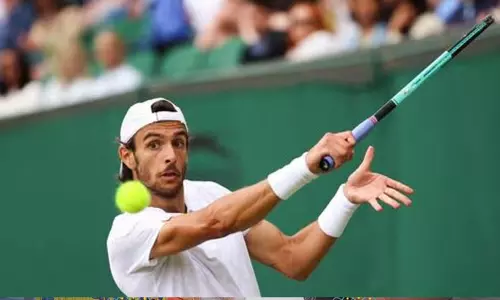 விம்பிள்டன் டென்னிஸ்: அரையிறுதிக்கு முன்னேறிய இத்தாலி வீரர் விம்பிள்டன் டென்னிஸ்: அரையிறுதிக்கு முன்னேறிய இத்தாலி வீரர்