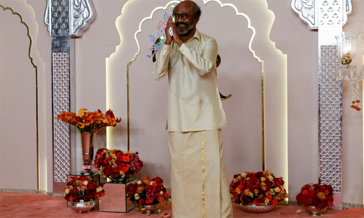 ஆனந்த்-ராதிகா திருமண விழாவில் பட்டு வேட்டி சட்டையில் நடனமாடிய ரஜினிகாந்த் ஆனந்த்-ராதிகா திருமண விழாவில் பட்டு வேட்டி சட்டையில் நடனமாடிய ரஜினிகாந்த்