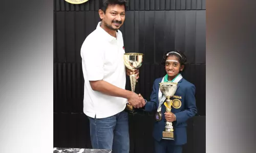 செஸ்  கேண்டிடேட் பட்டம் வென்ற சர்வாணிகாவுக்கு அமைச்சர் உதயநிதி ஸ்டாலின் நேரில் வாழ்த்து