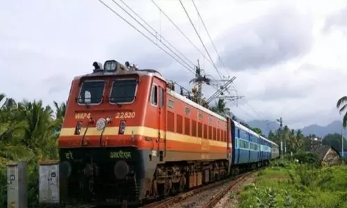 நெல்லை எக்ஸ்பிரஸ் ரெயிலில் மழைநீர் ஒழுகியது; மின்சாரம் துண்டிப்பு-  பயணிகள் அவதி