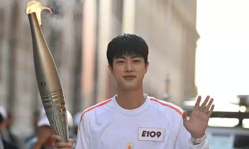 பாரீசில் ஒலிம்பிக் ஜோதியை ஏந்திச் சென்ற ஜின் - உற்சாகத்தில் பி.டி.எஸ் ரசிகர்கள்