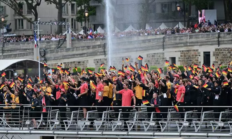 அணிவகுப்பில் கலந்து கொண்ட ஜெர்மனி அணியினர். ... பாரீஸ் ஒலிம்பிக் கோலாகல தொடக்கம் - இந்திய தேசியக் கொடியை ஏந்திச்சென்ற சரத்கமல், பி.வி.சிந்து அணிவகுப்பில் கலந்து கொண்ட ஜெர்மனி அணியினர். ... பாரீஸ் ஒலிம்பிக் கோலாகல தொடக்கம் - இந்திய தேசியக் கொடியை ஏந்திச்சென்ற சரத்கமல், பி.வி.சிந்து