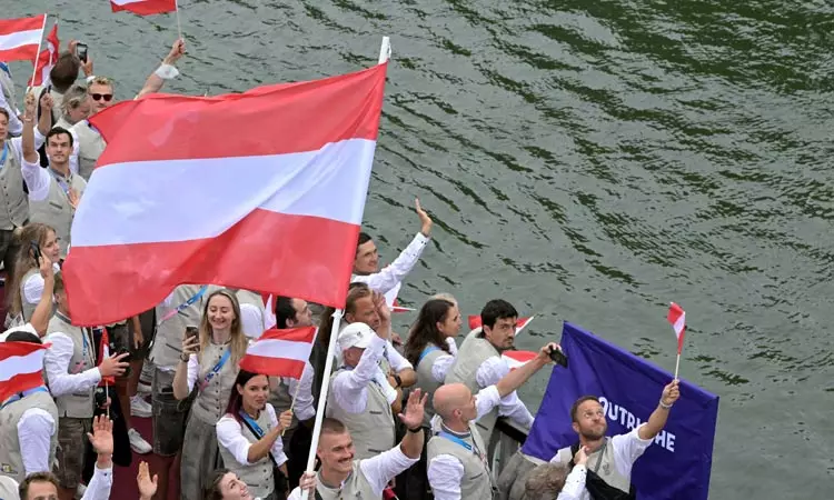 ஒலிம்பிக் அணிவகுப்பில் ஆஸ்திரியா அணியினர். ... பாரீஸ் ஒலிம்பிக் கோலாகல தொடக்கம் - இந்திய தேசியக் கொடியை ஏந்திச்சென்ற சரத்கமல், பி.வி.சிந்து ஒலிம்பிக் அணிவகுப்பில் ஆஸ்திரியா அணியினர். ... பாரீஸ் ஒலிம்பிக் கோலாகல தொடக்கம் - இந்திய தேசியக் கொடியை ஏந்திச்சென்ற சரத்கமல், பி.வி.சிந்து