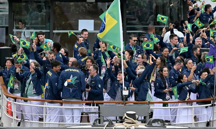 படகு அணிவகுப்பில் பிரேசில் வீரர்கள். ... பாரீஸ் ஒலிம்பிக் கோலாகல தொடக்கம் - இந்திய தேசியக் கொடியை ஏந்திச்சென்ற சரத்கமல், பி.வி.சிந்து படகு அணிவகுப்பில் பிரேசில் வீரர்கள். ... பாரீஸ் ஒலிம்பிக் கோலாகல தொடக்கம் - இந்திய தேசியக் கொடியை ஏந்திச்சென்ற சரத்கமல், பி.வி.சிந்து