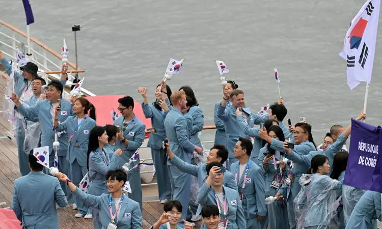 படகு அணிவகுப்பில் தென் கொரியா அணியினர். ... பாரீஸ் ஒலிம்பிக் கோலாகல தொடக்கம் - இந்திய தேசியக் கொடியை ஏந்திச்சென்ற சரத்கமல், பி.வி.சிந்து படகு அணிவகுப்பில் தென் கொரியா அணியினர். ... பாரீஸ் ஒலிம்பிக் கோலாகல தொடக்கம் - இந்திய தேசியக் கொடியை ஏந்திச்சென்ற சரத்கமல், பி.வி.சிந்து