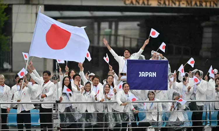 படகு அணிவகுப்பில் ஜப்பான் வீரர்கள் மற்றும்... ... பாரீஸ் ஒலிம்பிக் கோலாகல தொடக்கம் - இந்திய தேசியக் கொடியை ஏந்திச்சென்ற சரத்கமல், பி.வி.சிந்து படகு அணிவகுப்பில் ஜப்பான் வீரர்கள் மற்றும்... ... பாரீஸ் ஒலிம்பிக் கோலாகல தொடக்கம் - இந்திய தேசியக் கொடியை ஏந்திச்சென்ற சரத்கமல், பி.வி.சிந்து