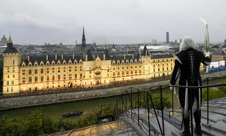 ... பாரீஸ் ஒலிம்பிக் கோலாகல தொடக்கம் - இந்திய தேசியக் கொடியை ஏந்திச்சென்ற சரத்கமல், பி.வி.சிந்து ... பாரீஸ் ஒலிம்பிக் கோலாகல தொடக்கம் - இந்திய தேசியக் கொடியை ஏந்திச்சென்ற சரத்கமல், பி.வி.சிந்து