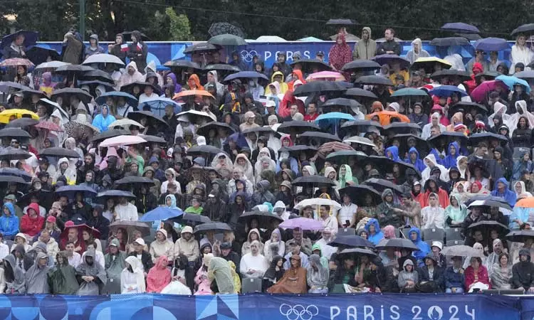 மழையிலும் ஒலிம்பிக் அணிவகுப்பை கண்டுகளிக்கும்... ... பாரீஸ் ஒலிம்பிக் கோலாகல தொடக்கம் - இந்திய தேசியக் கொடியை ஏந்திச்சென்ற சரத்கமல், பி.வி.சிந்து மழையிலும் ஒலிம்பிக் அணிவகுப்பை கண்டுகளிக்கும்... ... பாரீஸ் ஒலிம்பிக் கோலாகல தொடக்கம் - இந்திய தேசியக் கொடியை ஏந்திச்சென்ற சரத்கமல், பி.வி.சிந்து