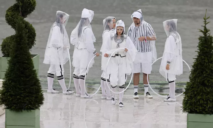 ... பாரீஸ் ஒலிம்பிக் கோலாகல தொடக்கம் - இந்திய தேசியக் கொடியை ஏந்திச்சென்ற சரத்கமல், பி.வி.சிந்து ... பாரீஸ் ஒலிம்பிக் கோலாகல தொடக்கம் - இந்திய தேசியக் கொடியை ஏந்திச்சென்ற சரத்கமல், பி.வி.சிந்து