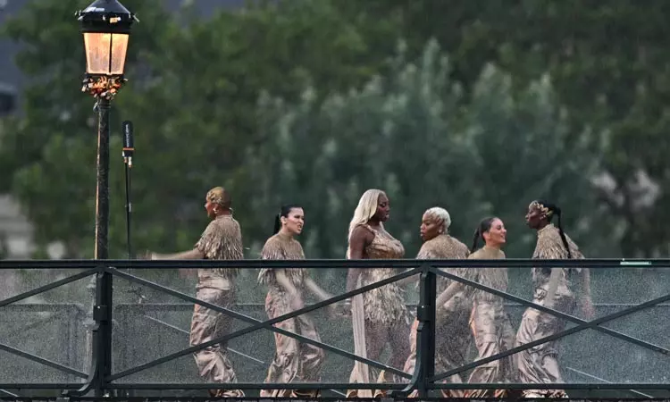 ... பாரீஸ் ஒலிம்பிக் கோலாகல தொடக்கம் - இந்திய தேசியக் கொடியை ஏந்திச்சென்ற சரத்கமல், பி.வி.சிந்து ... பாரீஸ் ஒலிம்பிக் கோலாகல தொடக்கம் - இந்திய தேசியக் கொடியை ஏந்திச்சென்ற சரத்கமல், பி.வி.சிந்து